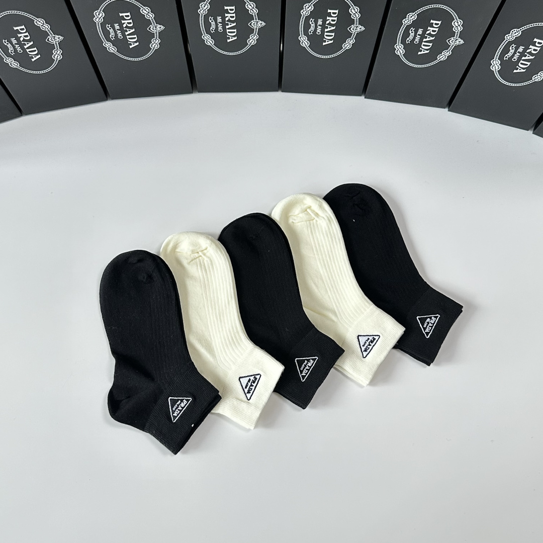 💛配专柜包装Prada（普拉达）新款刺绣中筒袜堆堆袜袜子！一盒五双，专柜同步筒袜袜子，💛大牌出街，潮人必