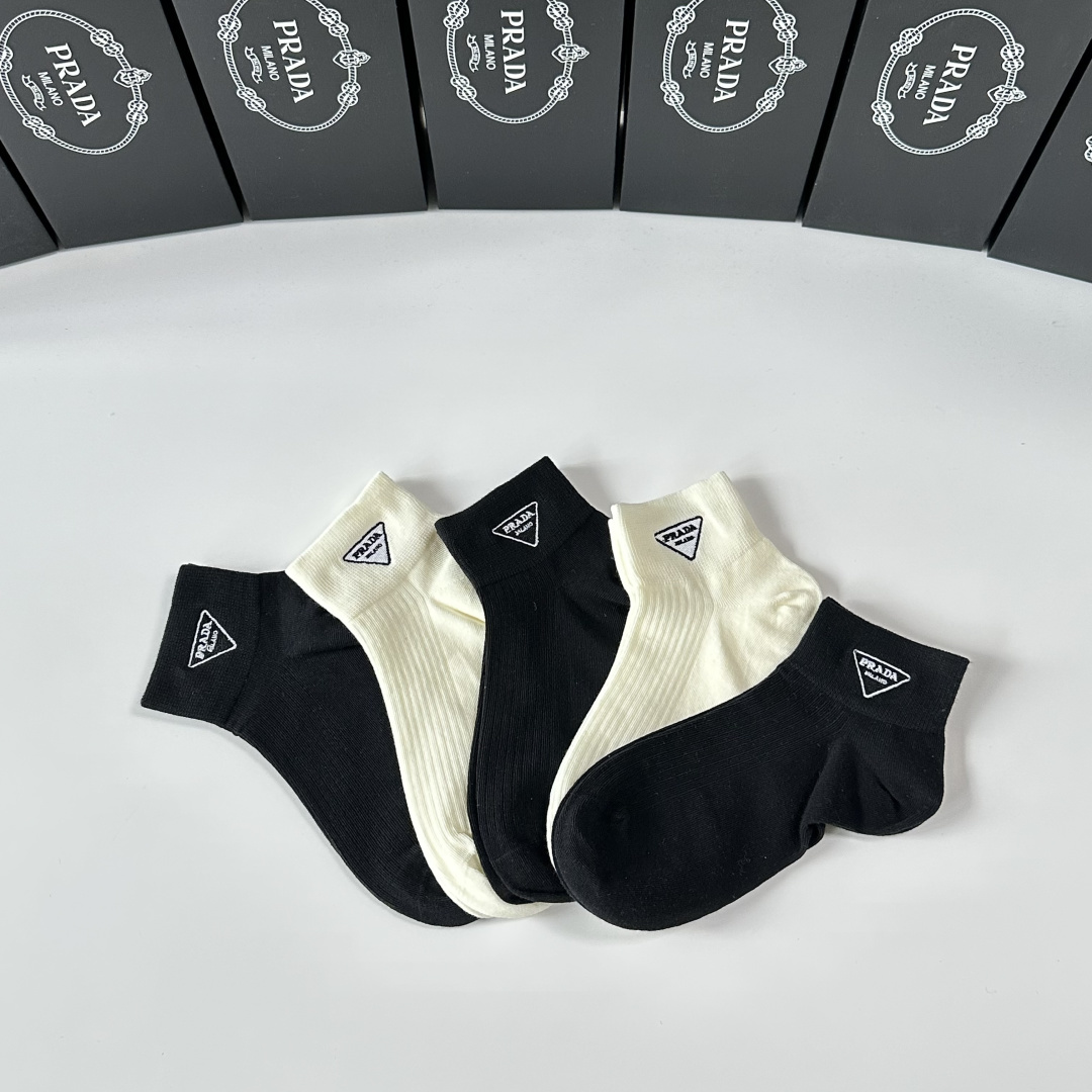 💛配专柜包装Prada（普拉达）新款刺绣中筒袜堆堆袜袜子！一盒五双，专柜同步筒袜袜子，💛大牌出街，潮人必