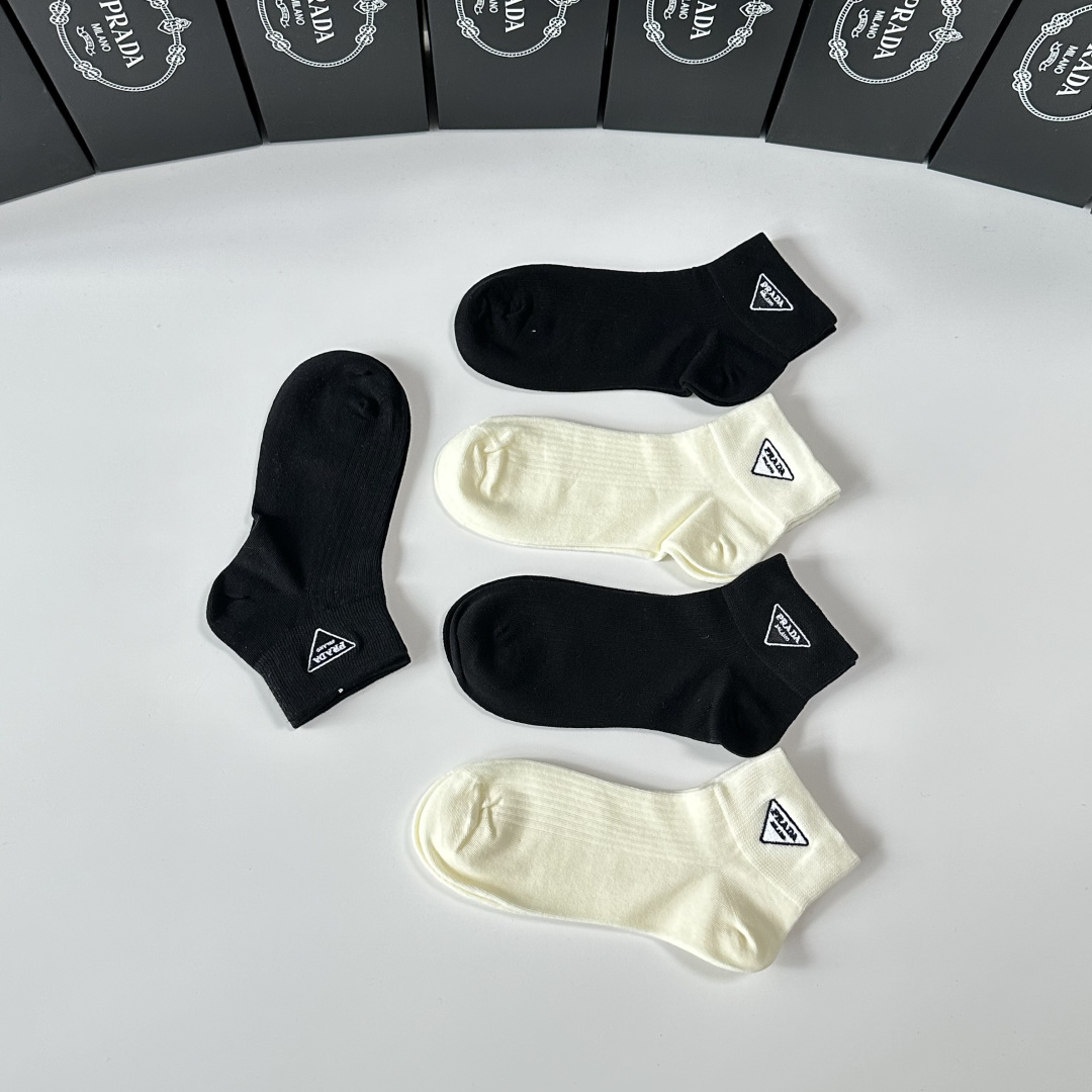 💛配专柜包装Prada（普拉达）新款刺绣中筒袜堆堆袜袜子！一盒五双，专柜同步筒袜袜子，💛大牌出街，潮人必