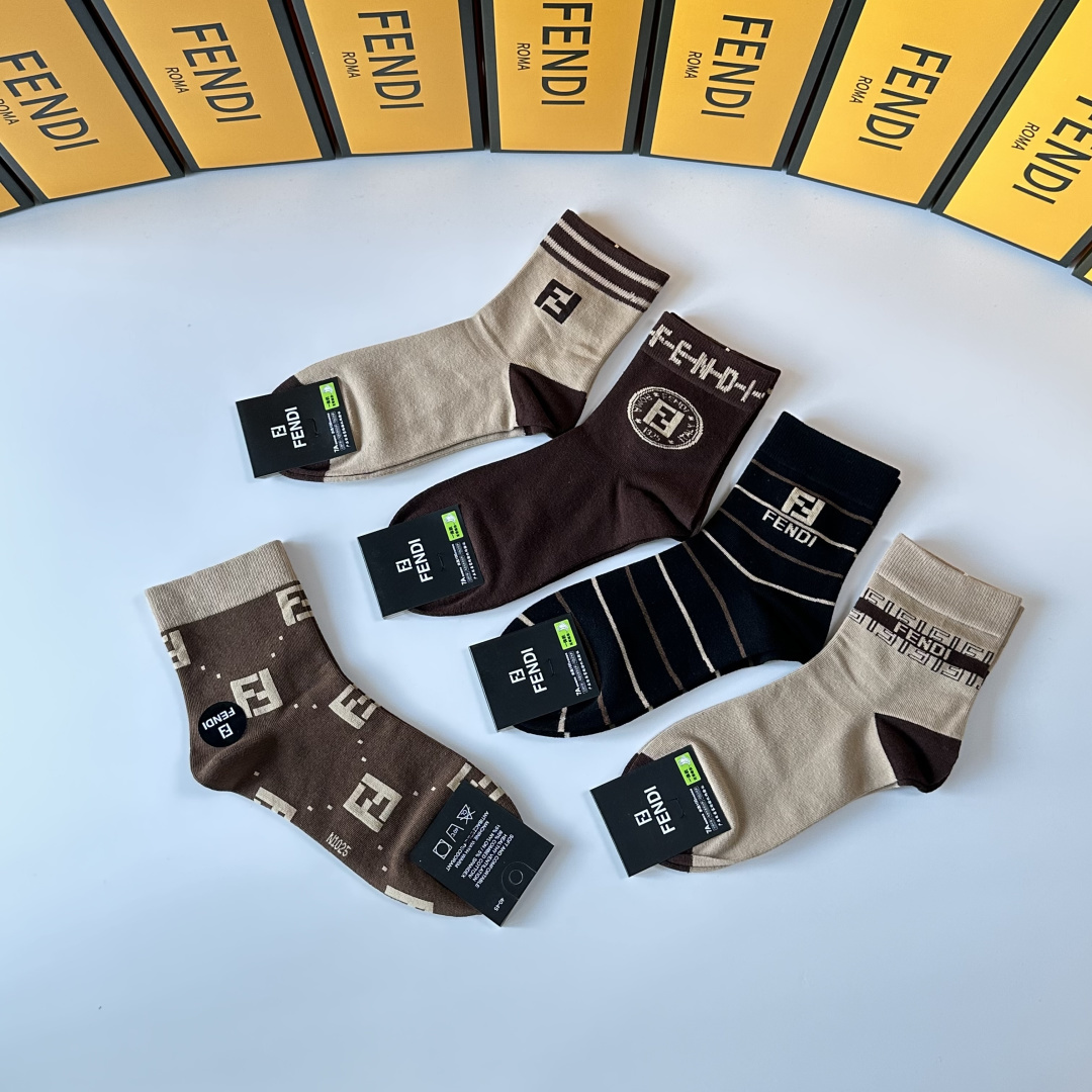 💛配专柜包装Fendi（芬迪）新款中长款堆堆袜袜子！一盒五双，专柜同步筒袜袜子，💛大牌出街，潮人必备🔥超