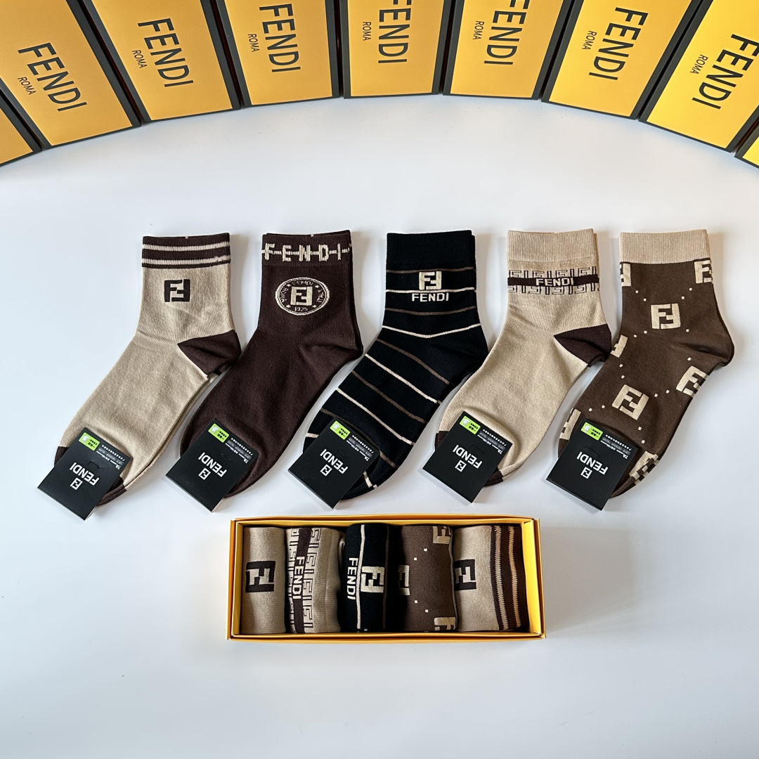 💛配专柜包装Fendi（芬迪）新款中长款堆堆袜袜子！一盒五双，专柜同步筒袜袜子，💛大牌出街，潮人必备🔥超
