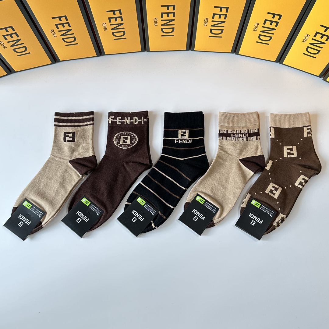 💛配专柜包装Fendi（芬迪）新款中长款堆堆袜袜子！一盒五双，专柜同步筒袜袜子，💛大牌出街，潮人必备🔥超