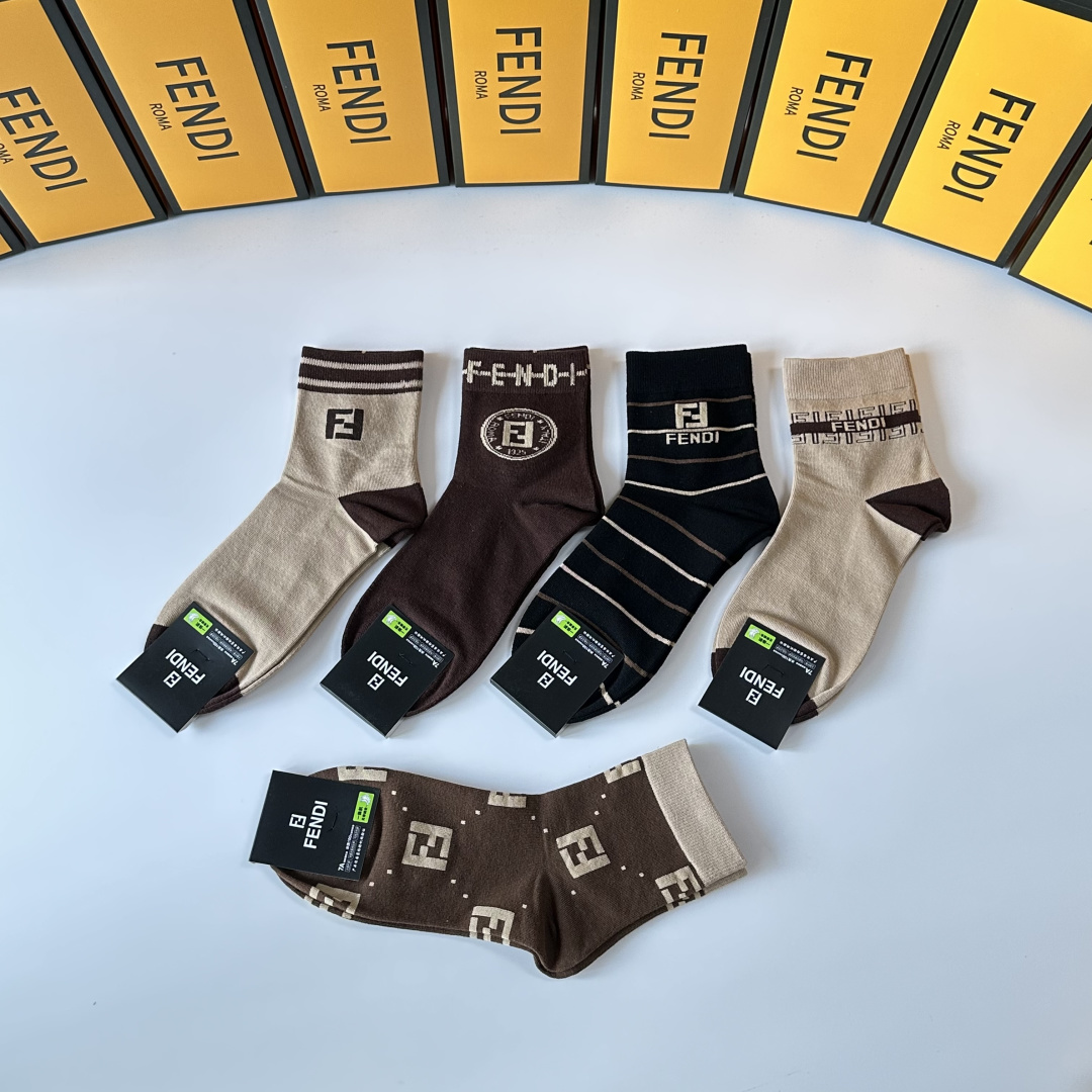 💛配专柜包装Fendi（芬迪）新款中长款堆堆袜袜子！一盒五双，专柜同步筒袜袜子，💛大牌出街，潮人必备🔥超