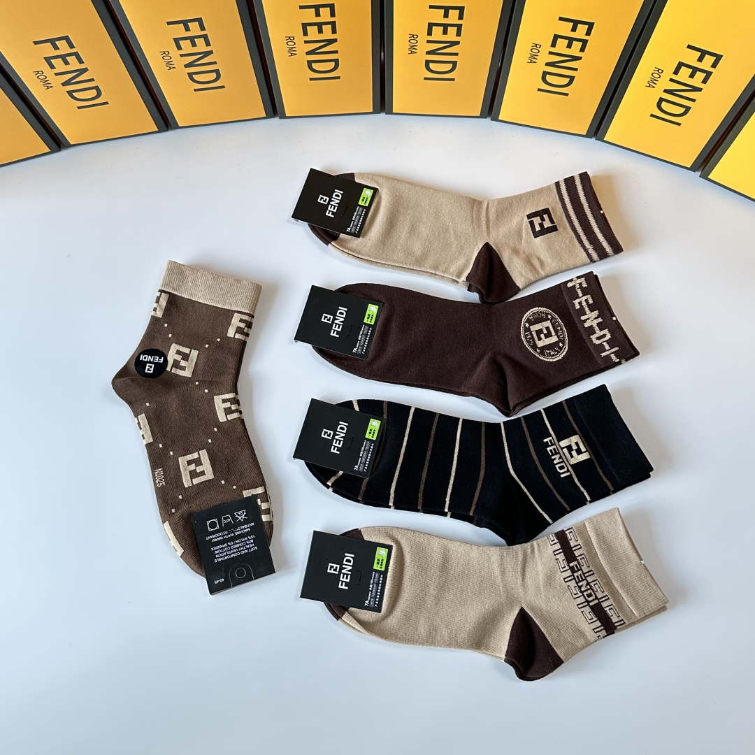 💛配专柜包装Fendi（芬迪）新款中长款堆堆袜袜子！一盒五双，专柜同步筒袜袜子，💛大牌出街，潮人必备🔥超