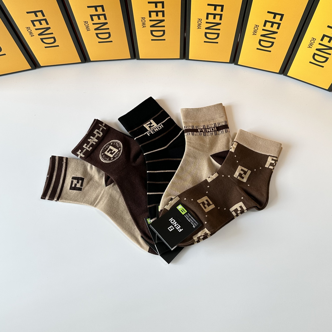 💛配专柜包装Fendi（芬迪）新款中长款堆堆袜袜子！一盒五双，专柜同步筒袜袜子，💛大牌出街，潮人必备🔥超