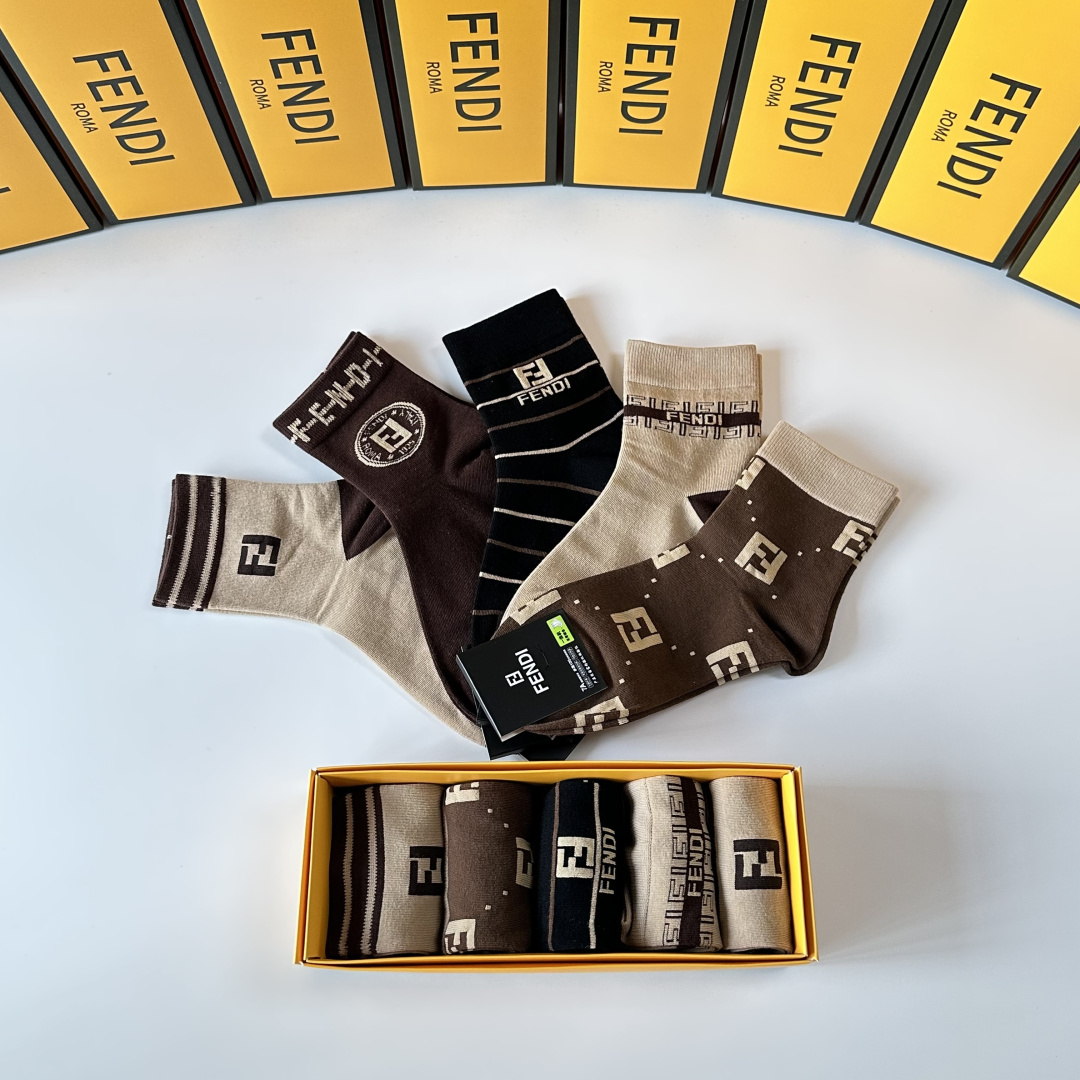 💛配专柜包装Fendi（芬迪）新款中长款堆堆袜袜子！一盒五双，专柜同步筒袜袜子，💛大牌出街，潮人必备🔥超