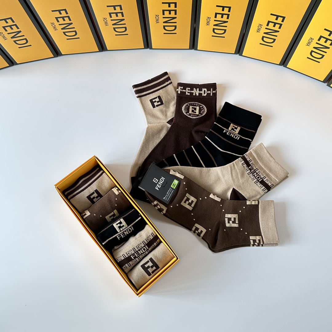 💛配专柜包装Fendi（芬迪）新款中长款堆堆袜袜子！一盒五双，专柜同步筒袜袜子，💛大牌出街，潮人必备🔥超