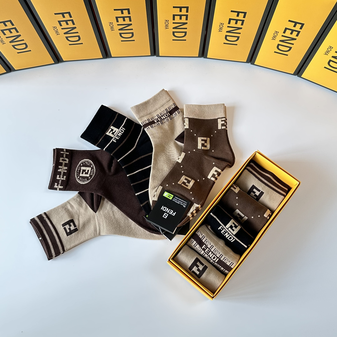 💛配专柜包装Fendi（芬迪）新款中长款堆堆袜袜子！一盒五双，专柜同步筒袜袜子，💛大牌出街，潮人必备🔥超