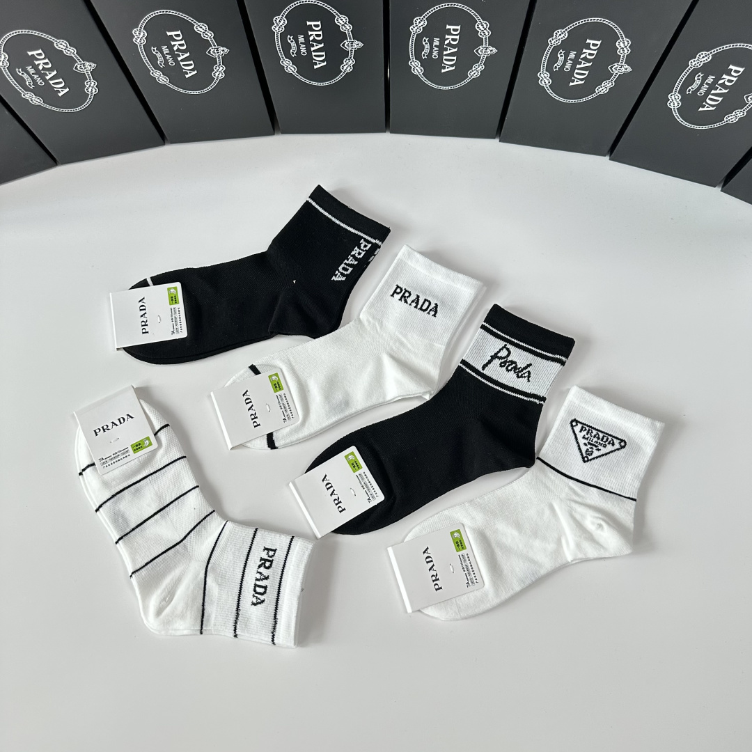 💛配包装Prada（普拉达）新款中筒款堆堆袜袜子！一盒五双， 专柜同步筒款袜子，💛大牌出街，潮人必备🔥超