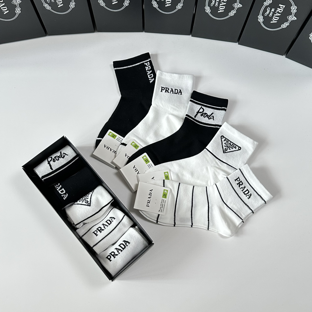 💛配包装Prada（普拉达）新款中筒款堆堆袜袜子！一盒五双， 专柜同步筒款袜子，💛大牌出街，潮人必备🔥超