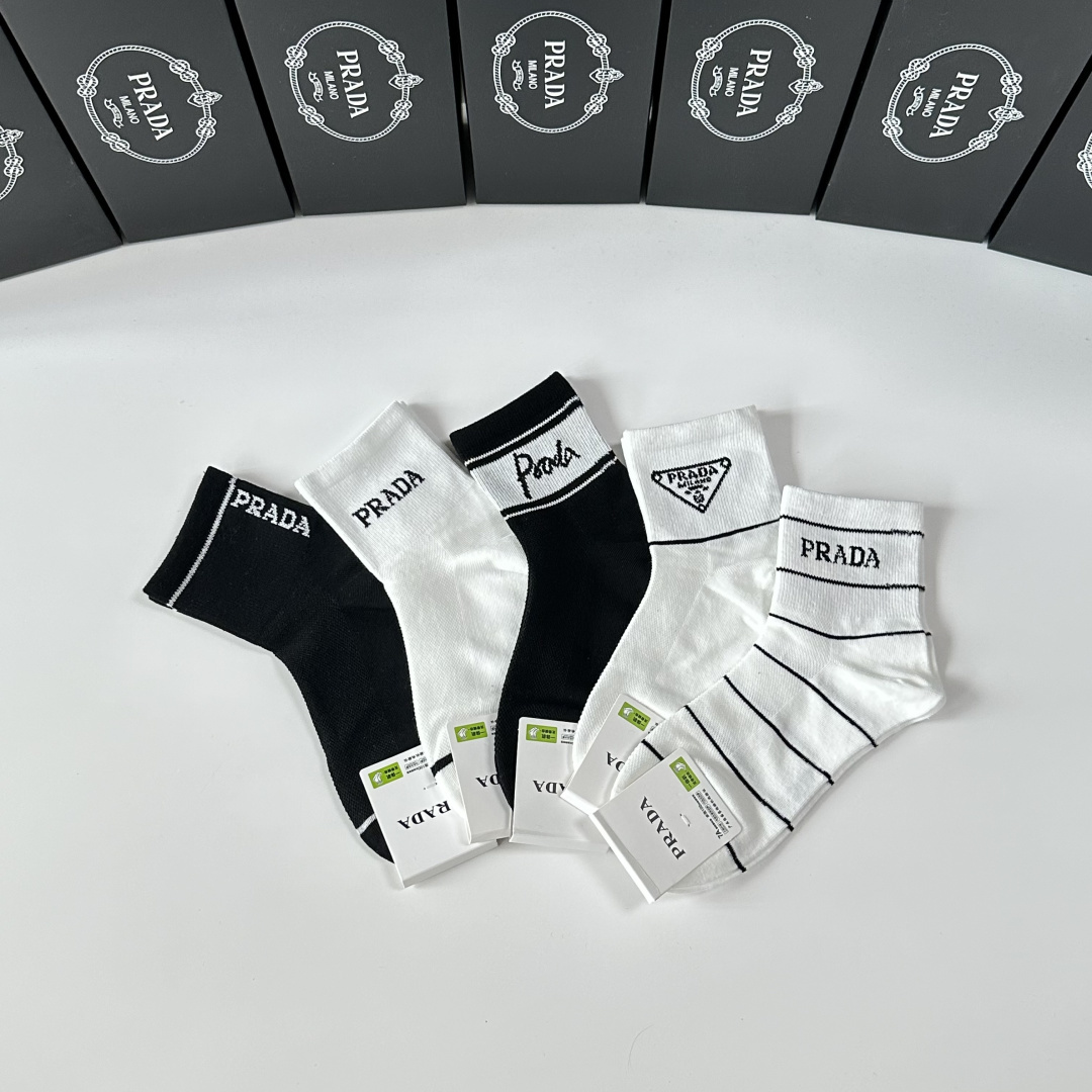 💛配包装Prada（普拉达）新款中筒款堆堆袜袜子！一盒五双， 专柜同步筒款袜子，💛大牌出街，潮人必备🔥超