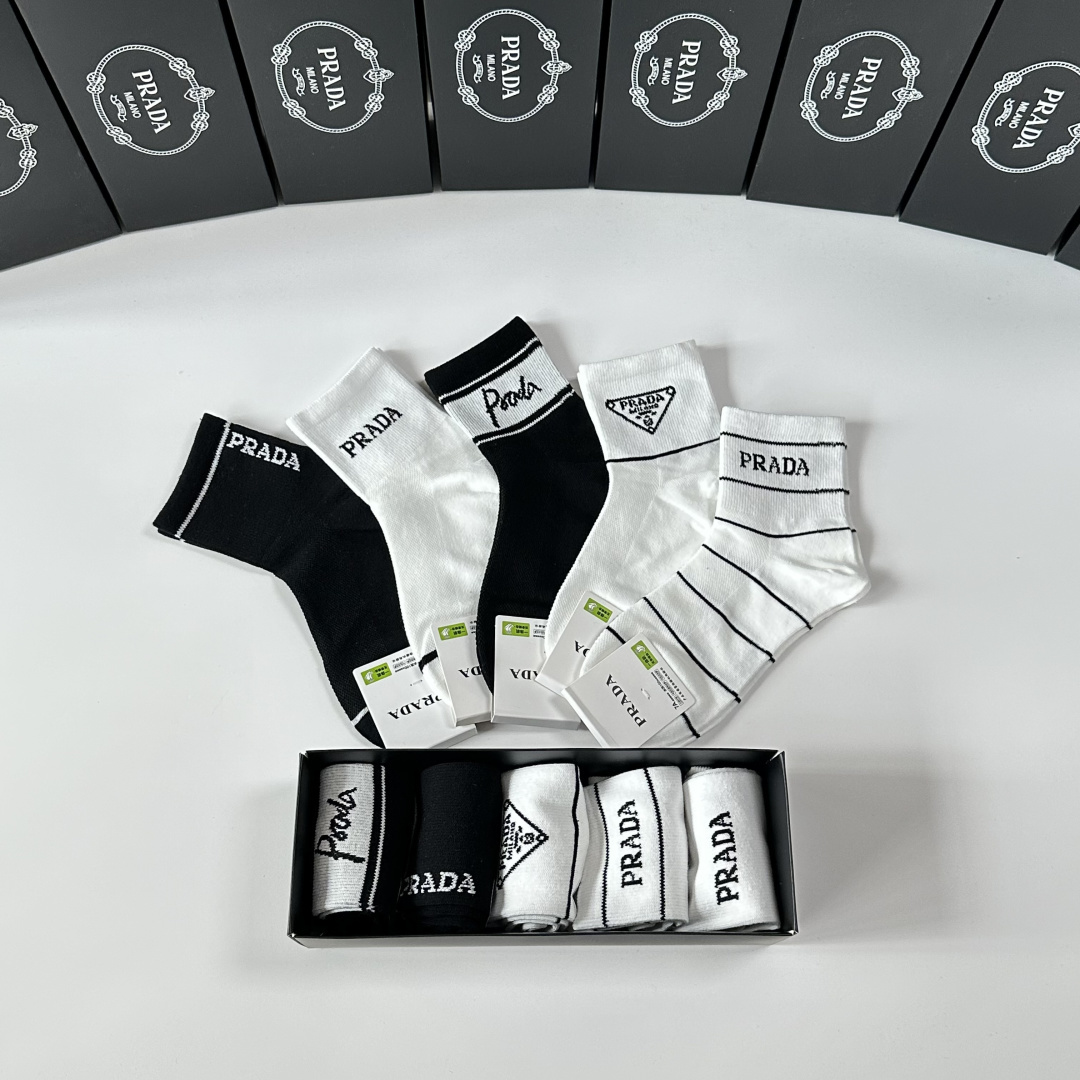 💛配包装Prada（普拉达）新款中筒款堆堆袜袜子！一盒五双， 专柜同步筒款袜子，💛大牌出街，潮人必备🔥超