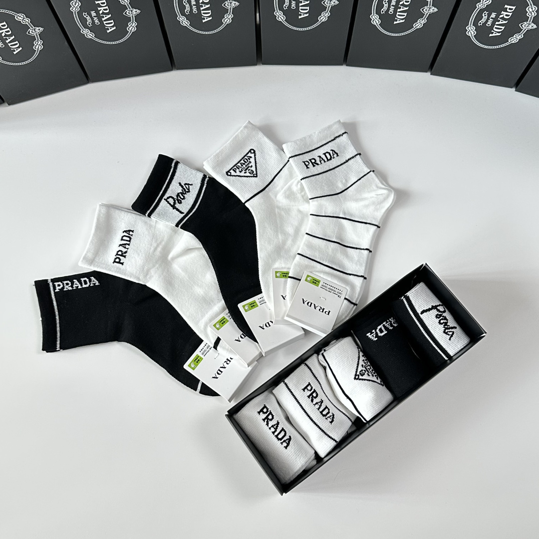 💛配包装Prada（普拉达）新款中筒款堆堆袜袜子！一盒五双， 专柜同步筒款袜子，💛大牌出街，潮人必备🔥超