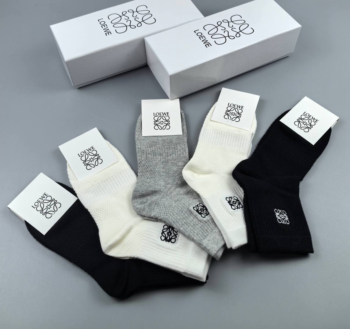💛配包装Loewe（罗意威）新款经典刺绣中长款堆堆袜袜子！一盒五双， 专柜同步筒款袜子，💛大牌出街，潮人