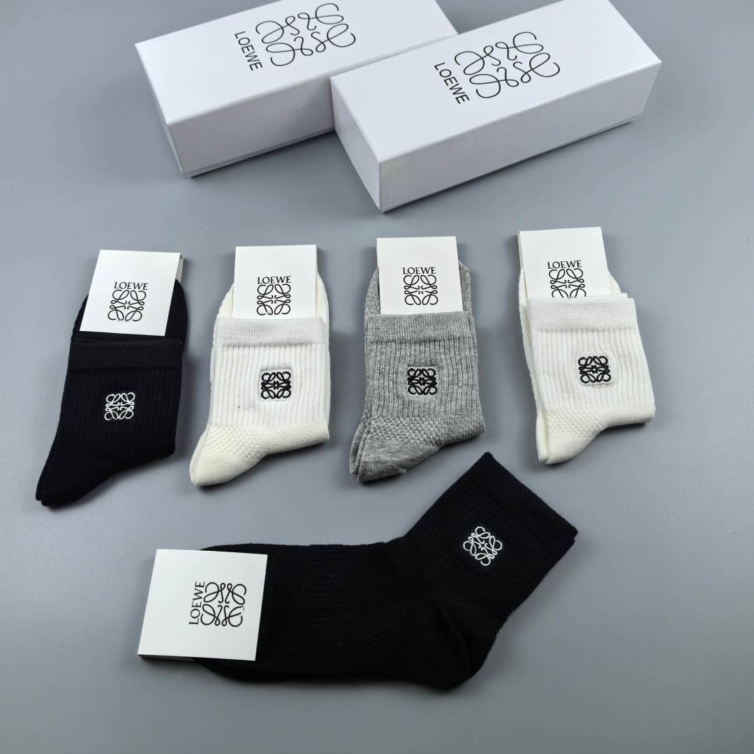 💛配包装Loewe（罗意威）新款经典刺绣中长款堆堆袜袜子！一盒五双， 专柜同步筒款袜子，💛大牌出街，潮人