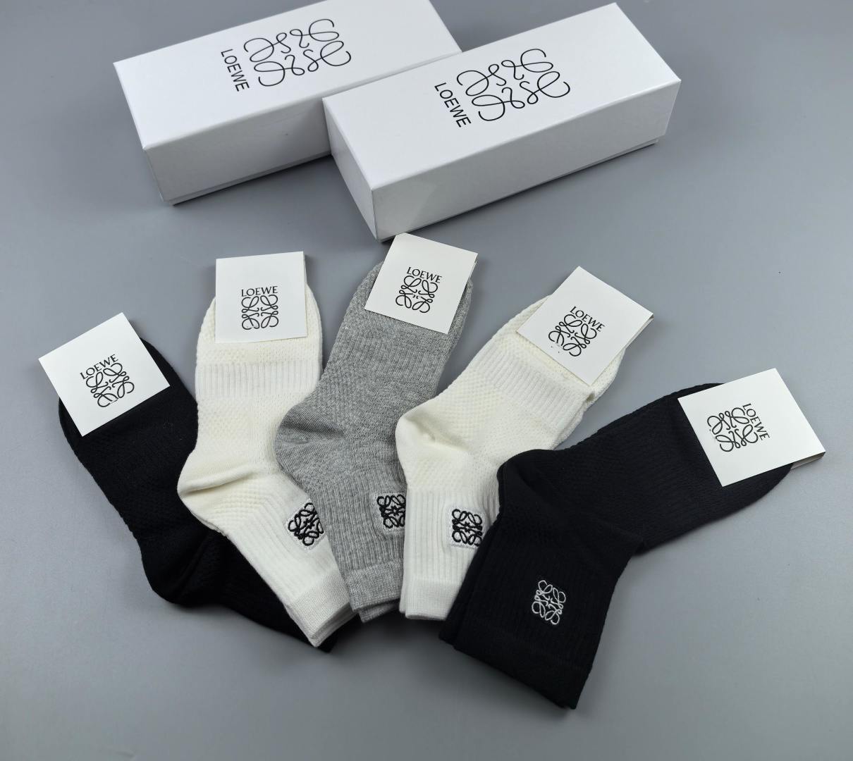 💛配包装Loewe（罗意威）新款经典刺绣中长款堆堆袜袜子！一盒五双， 专柜同步筒款袜子，💛大牌出街，潮人