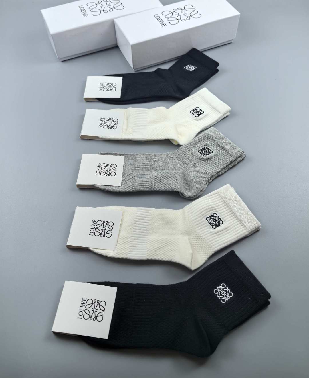 💛配包装Loewe（罗意威）新款经典刺绣中长款堆堆袜袜子！一盒五双， 专柜同步筒款袜子，💛大牌出街，潮人