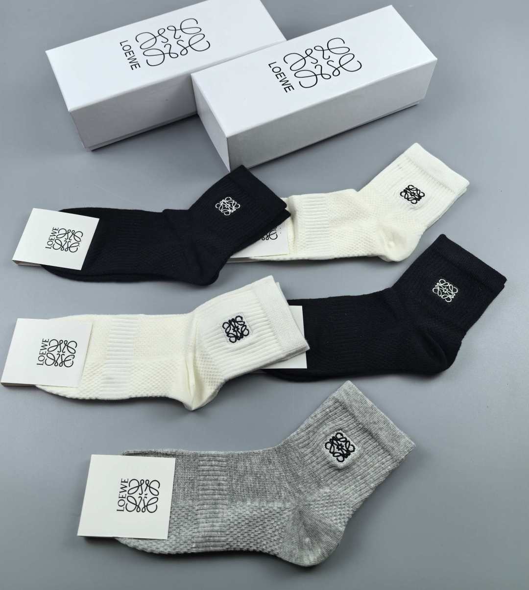 💛配包装Loewe（罗意威）新款经典刺绣中长款堆堆袜袜子！一盒五双， 专柜同步筒款袜子，💛大牌出街，潮人