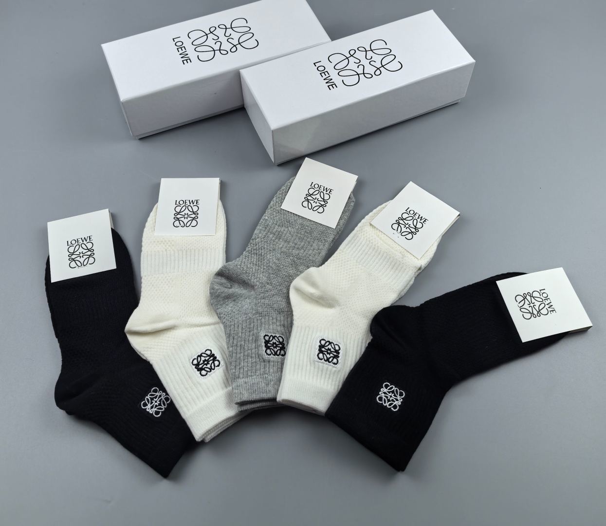 💛配包装Loewe（罗意威）新款经典刺绣中长款堆堆袜袜子！一盒五双， 专柜同步筒款袜子，💛大牌出街，潮人