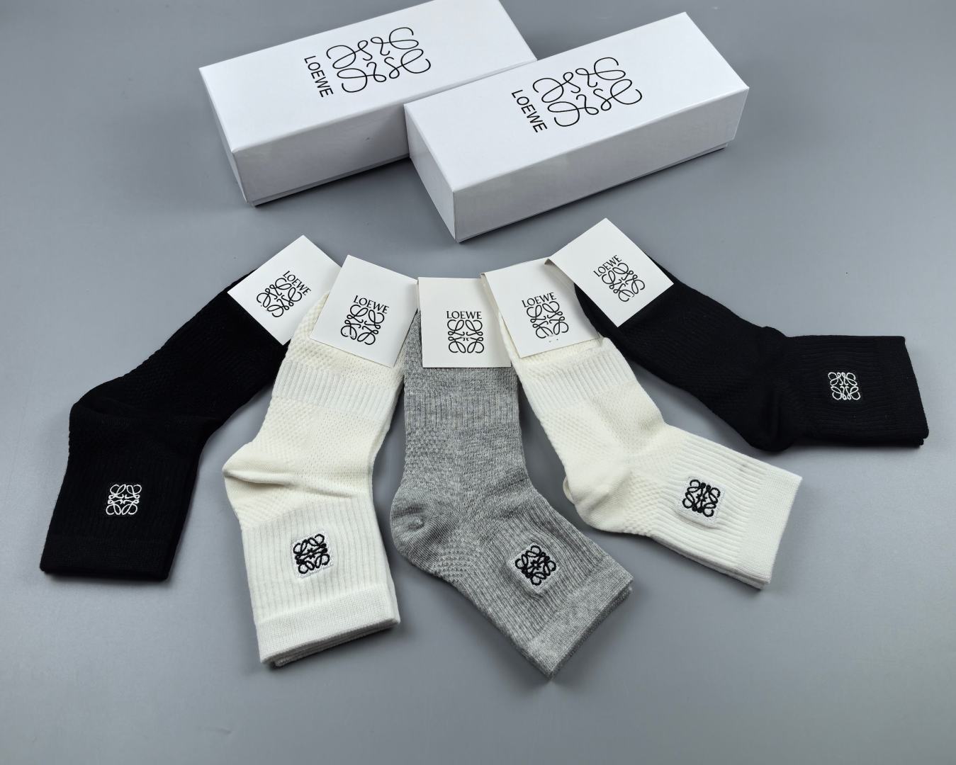💛配包装Loewe（罗意威）新款经典刺绣中长款堆堆袜袜子！一盒五双， 专柜同步筒款袜子，💛大牌出街，潮人