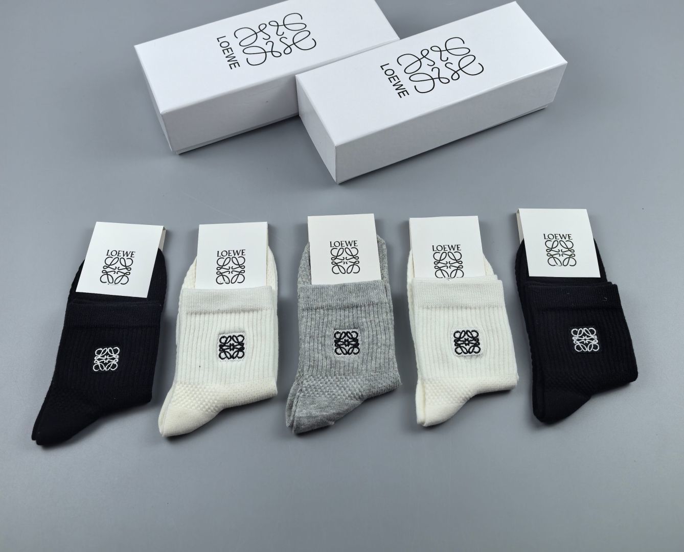 💛配包装Loewe（罗意威）新款经典刺绣中长款堆堆袜袜子！一盒五双， 专柜同步筒款袜子，💛大牌出街，潮人