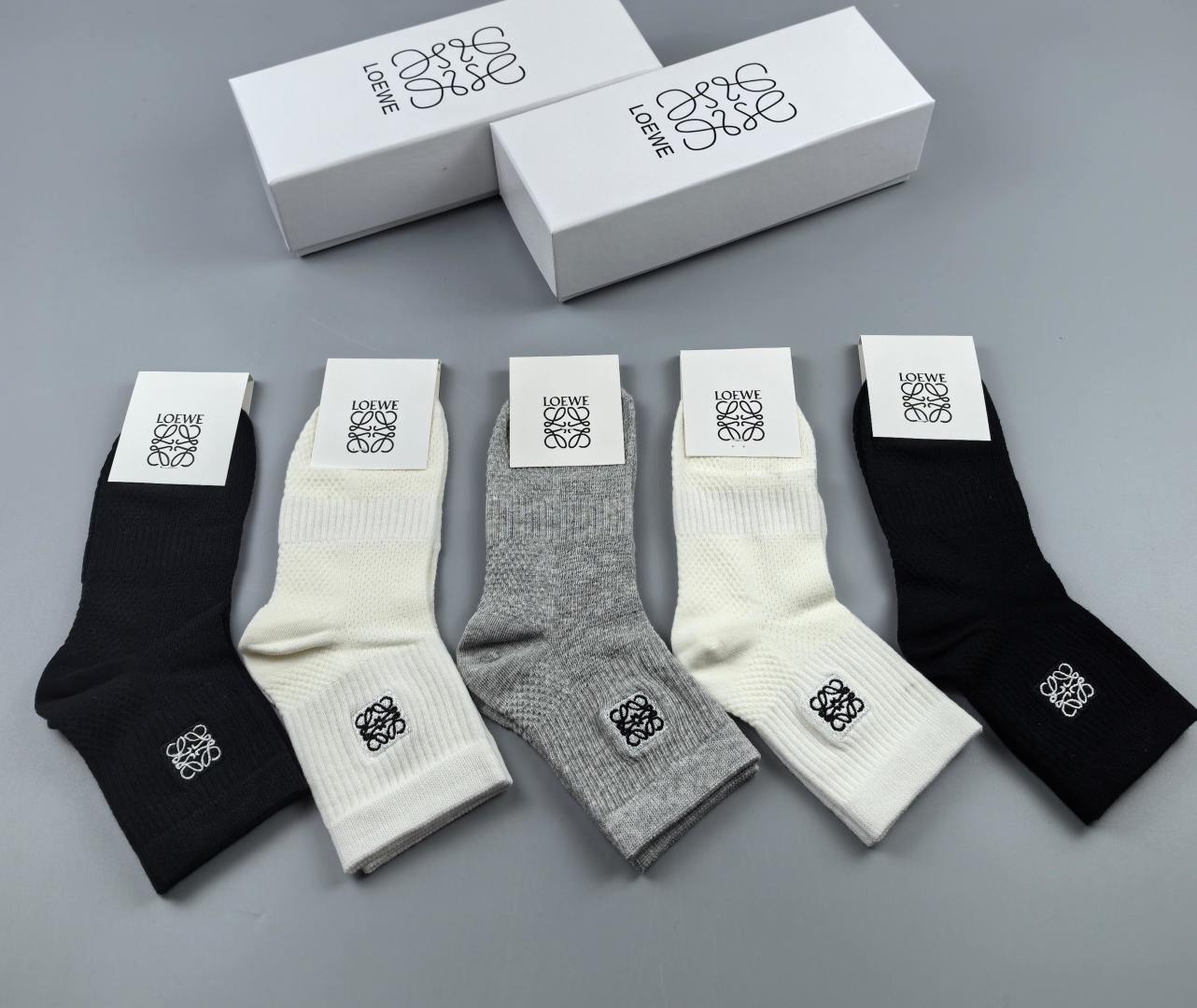 💛配包装Loewe（罗意威）新款经典刺绣中长款堆堆袜袜子！一盒五双， 专柜同步筒款袜子，💛大牌出街，潮人