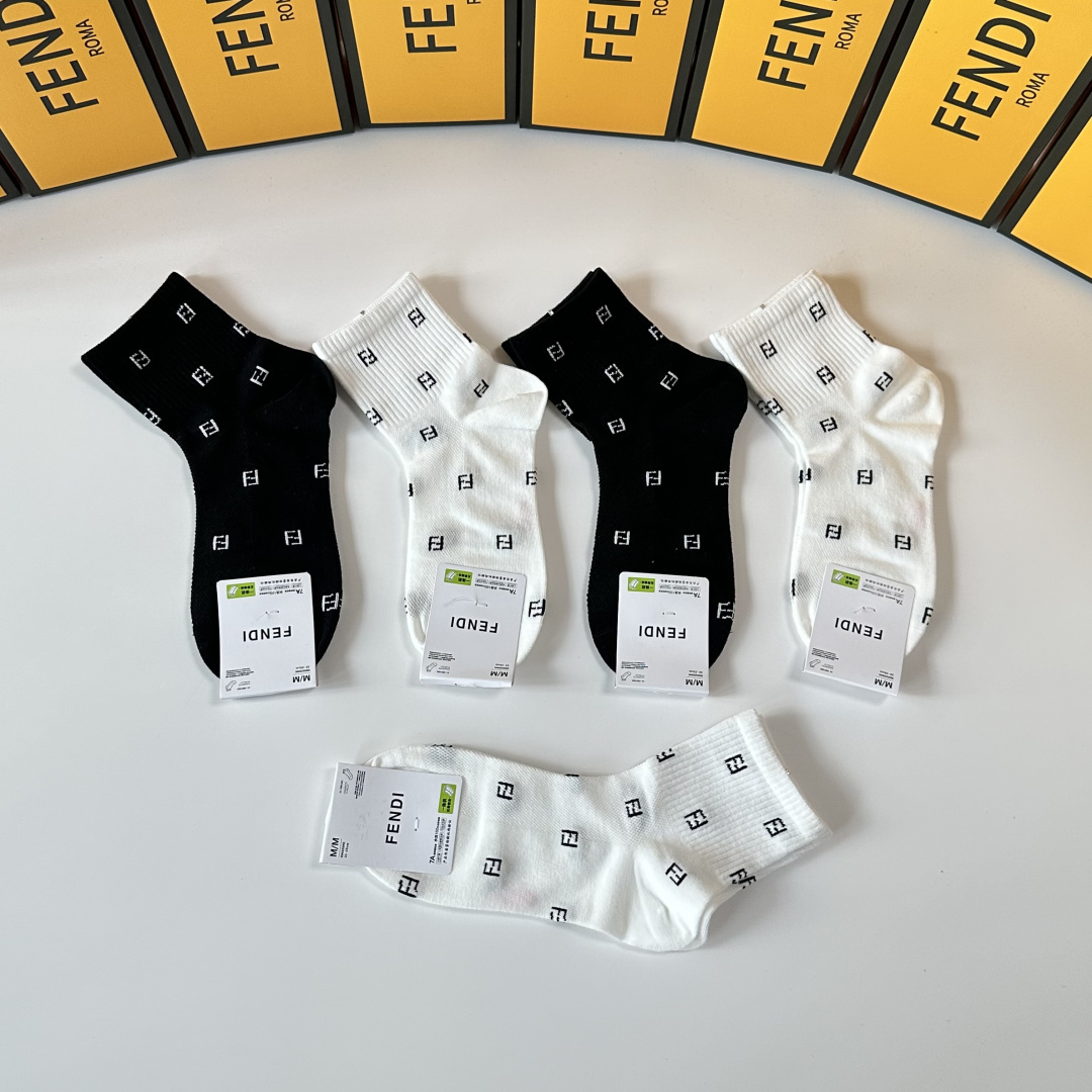 💛配包装Fendi（芬迪）新款中筒款堆堆袜袜子！一盒五双， 专柜同步筒款袜子，💛大牌出街，潮人必备🔥超好