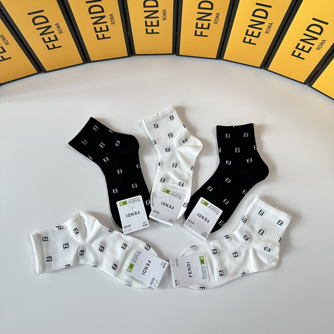 💛配包装Fendi（芬迪）新款中筒款堆堆袜袜子！一盒五双， 专柜同步筒款袜子，💛大牌出街，潮人必备🔥超好