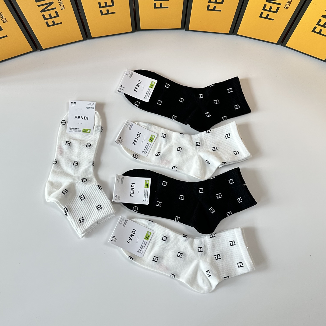 💛配包装Fendi（芬迪）新款中筒款堆堆袜袜子！一盒五双， 专柜同步筒款袜子，💛大牌出街，潮人必备🔥超好