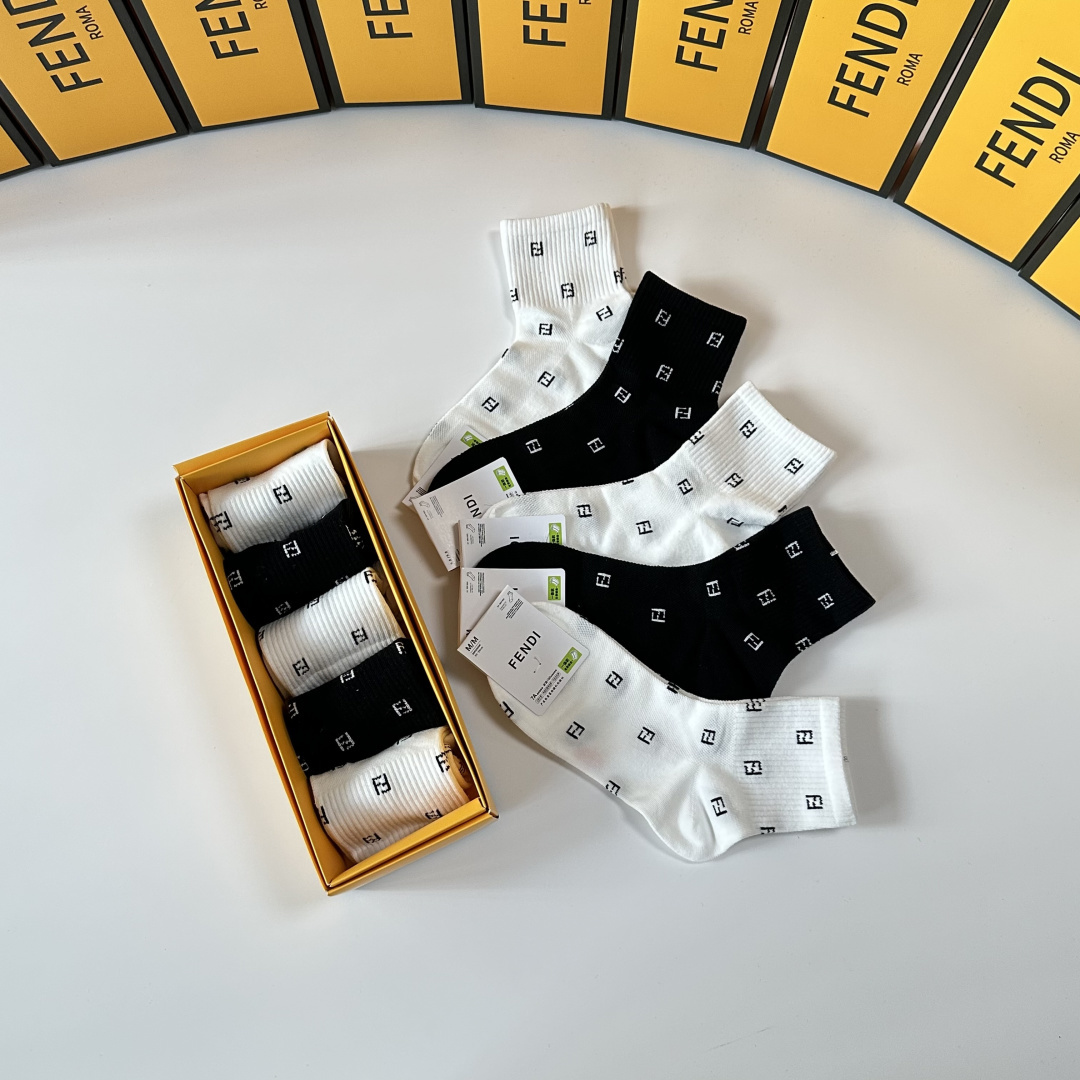 💛配包装Fendi（芬迪）新款中筒款堆堆袜袜子！一盒五双， 专柜同步筒款袜子，💛大牌出街，潮人必备🔥超好