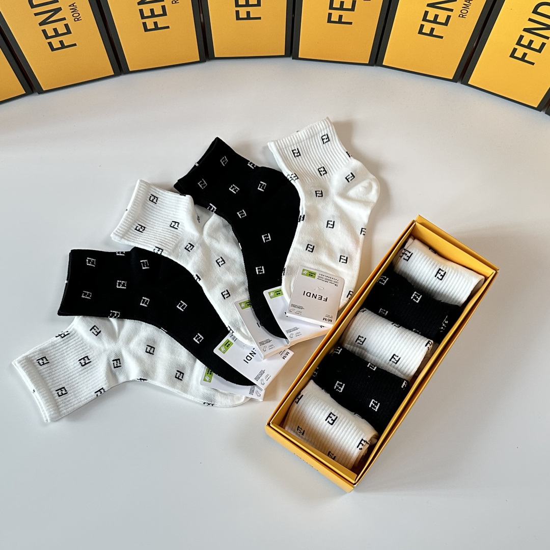 💛配包装Fendi（芬迪）新款中筒款堆堆袜袜子！一盒五双， 专柜同步筒款袜子，💛大牌出街，潮人必备🔥超好