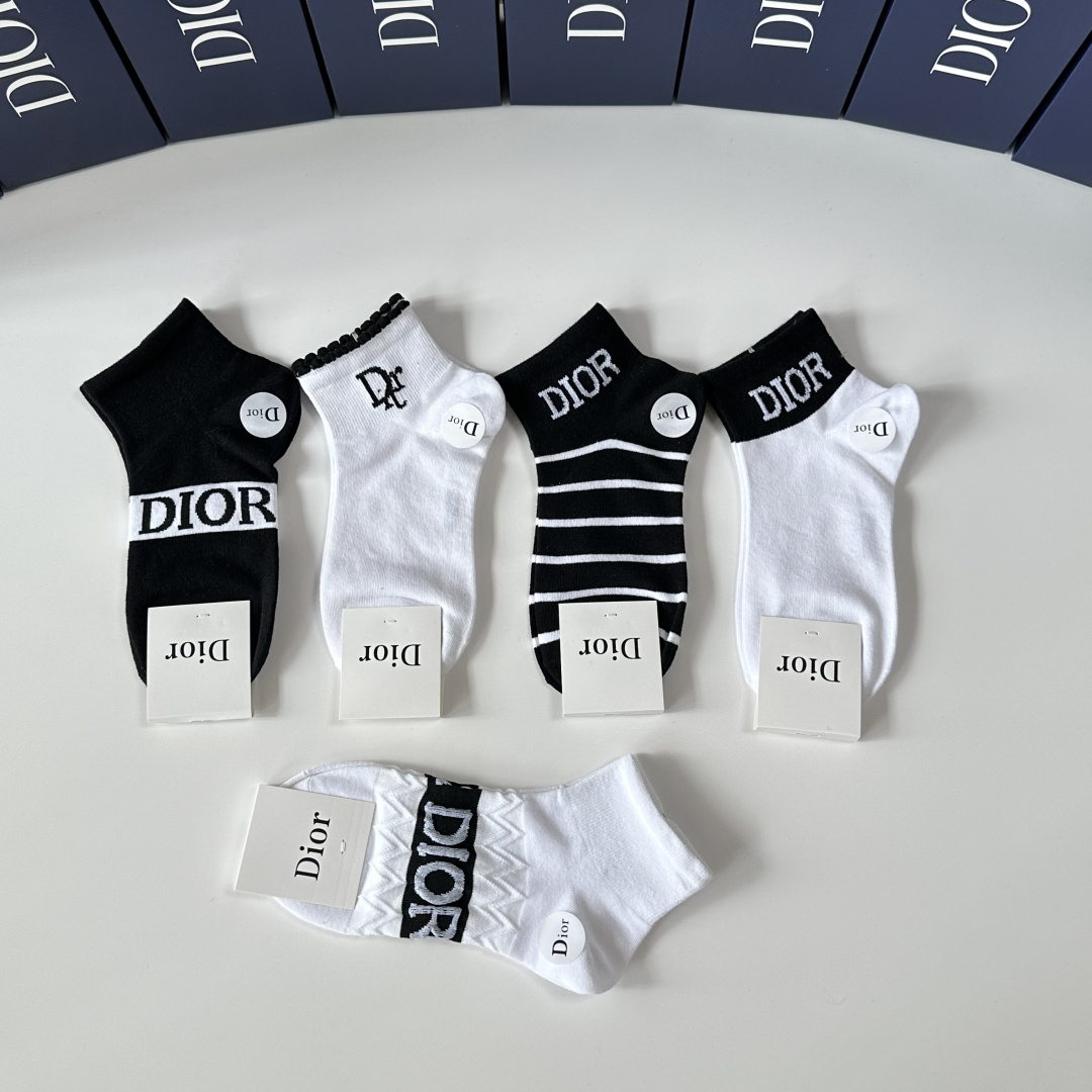 💛配包装DIOR（迪奥）新款中短款堆堆袜袜子！一盒五双， 专柜同步筒款袜子，💛大牌出街，潮人必备🔥超好搭