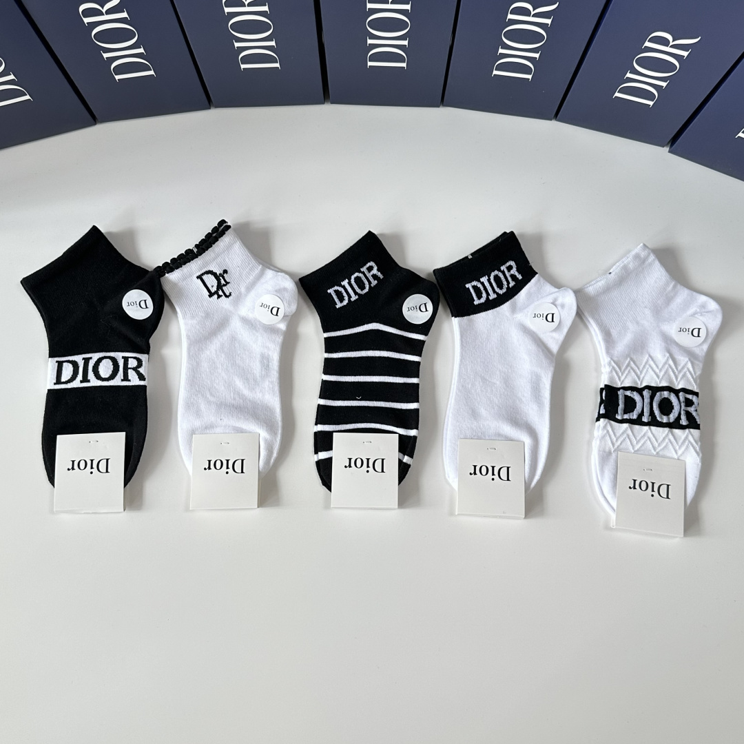 💛配包装DIOR（迪奥）新款中短款堆堆袜袜子！一盒五双， 专柜同步筒款袜子，💛大牌出街，潮人必备🔥超好搭