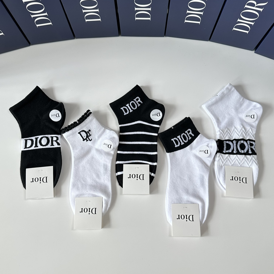 💛配包装DIOR（迪奥）新款中短款堆堆袜袜子！一盒五双， 专柜同步筒款袜子，💛大牌出街，潮人必备🔥超好搭