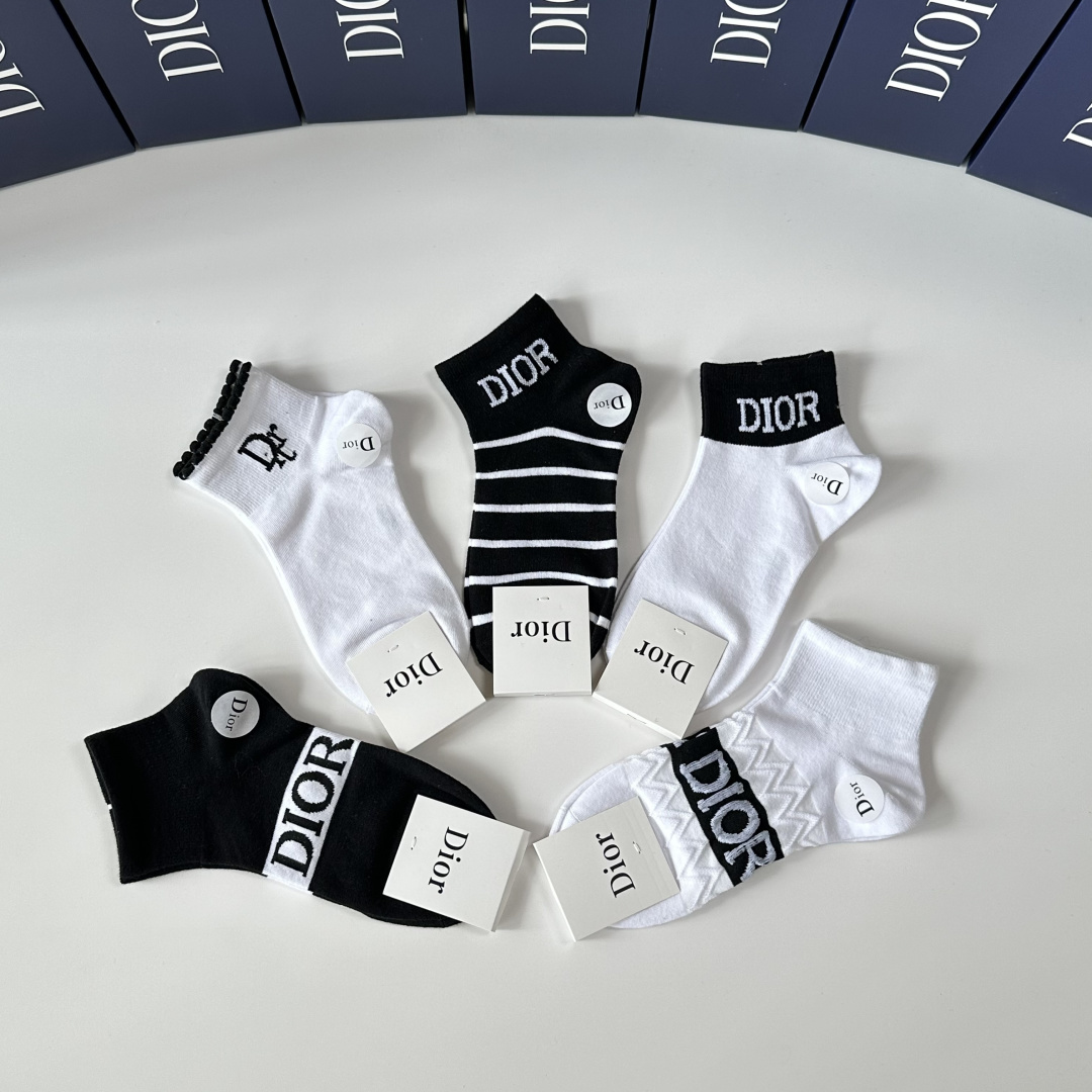 💛配包装DIOR（迪奥）新款中短款堆堆袜袜子！一盒五双， 专柜同步筒款袜子，💛大牌出街，潮人必备🔥超好搭