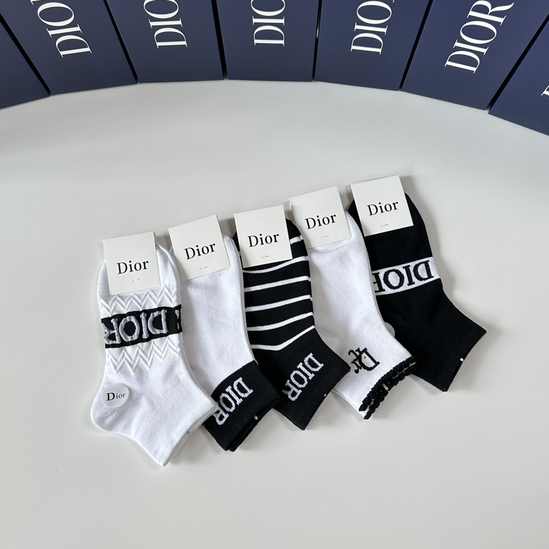 💛配包装DIOR（迪奥）新款中短款堆堆袜袜子！一盒五双， 专柜同步筒款袜子，💛大牌出街，潮人必备🔥超好搭