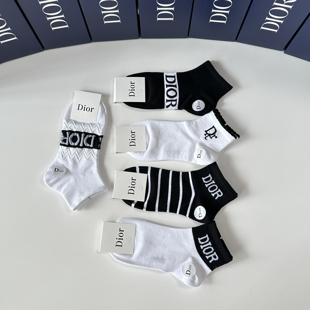 💛配包装DIOR（迪奥）新款中短款堆堆袜袜子！一盒五双， 专柜同步筒款袜子，💛大牌出街，潮人必备🔥超好搭
