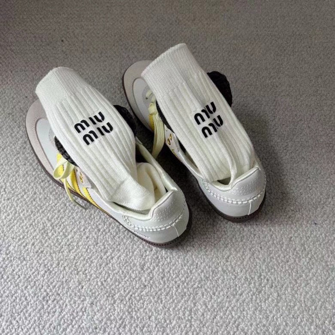 💛配包装MiuMiu（缪缪）新款经典中长款后跟烫印堆堆袜袜子！一盒两双， 专柜同步筒款袜子，💛大牌出街，