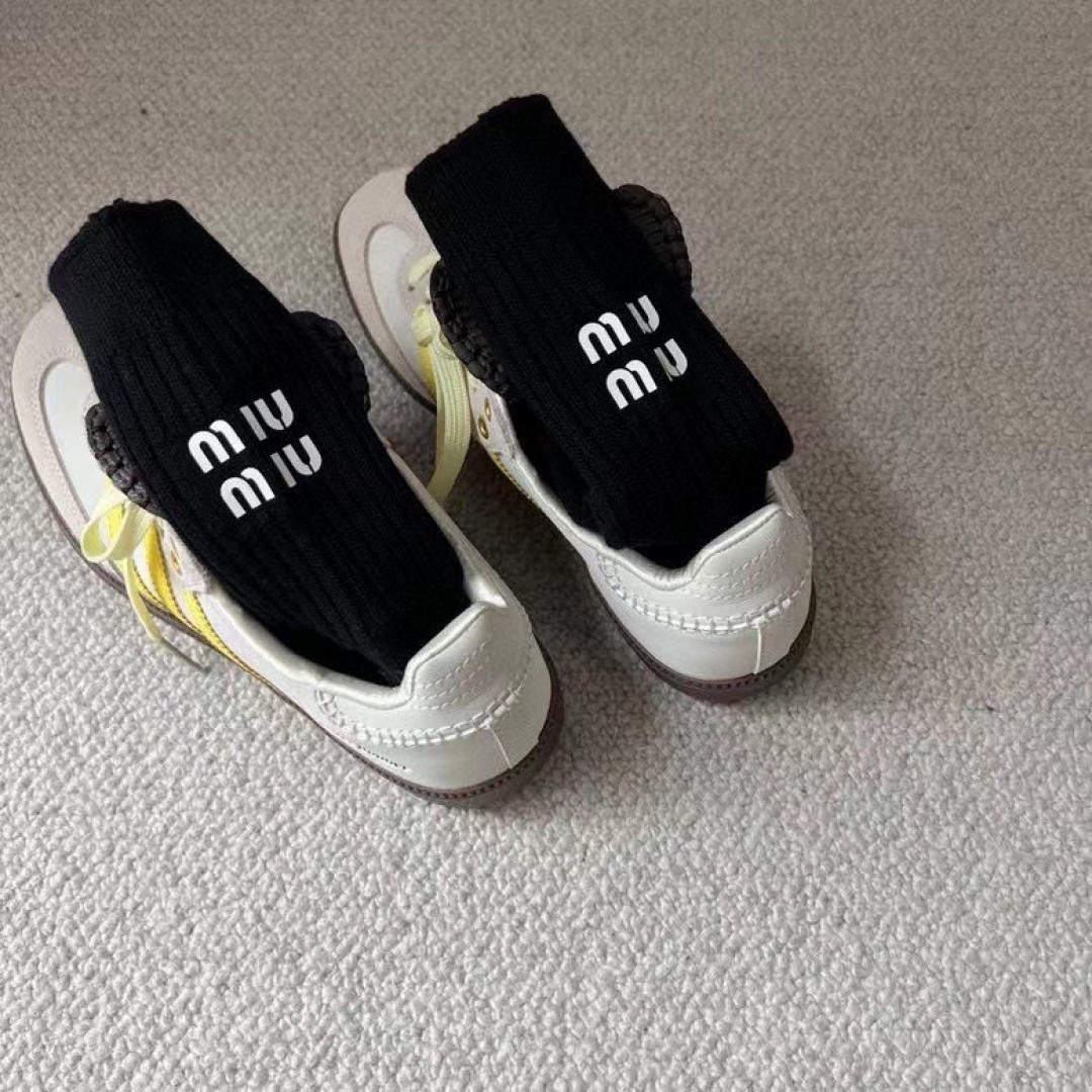 💛配包装MiuMiu（缪缪）新款经典中长款后跟烫印堆堆袜袜子！一盒两双， 专柜同步筒款袜子，💛大牌出街，