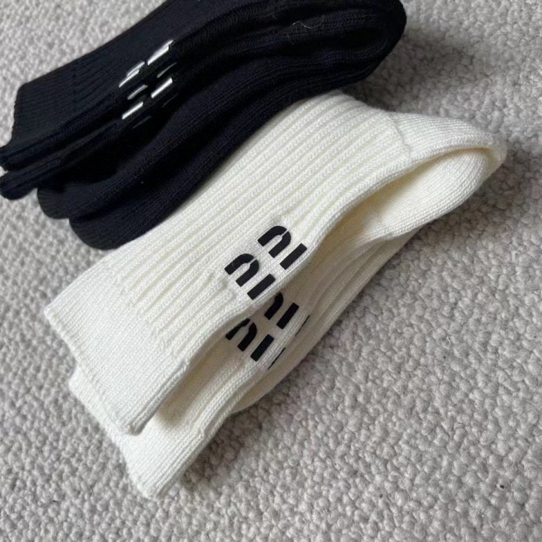 💛配包装MiuMiu（缪缪）新款经典中长款后跟烫印堆堆袜袜子！一盒两双， 专柜同步筒款袜子，💛大牌出街，