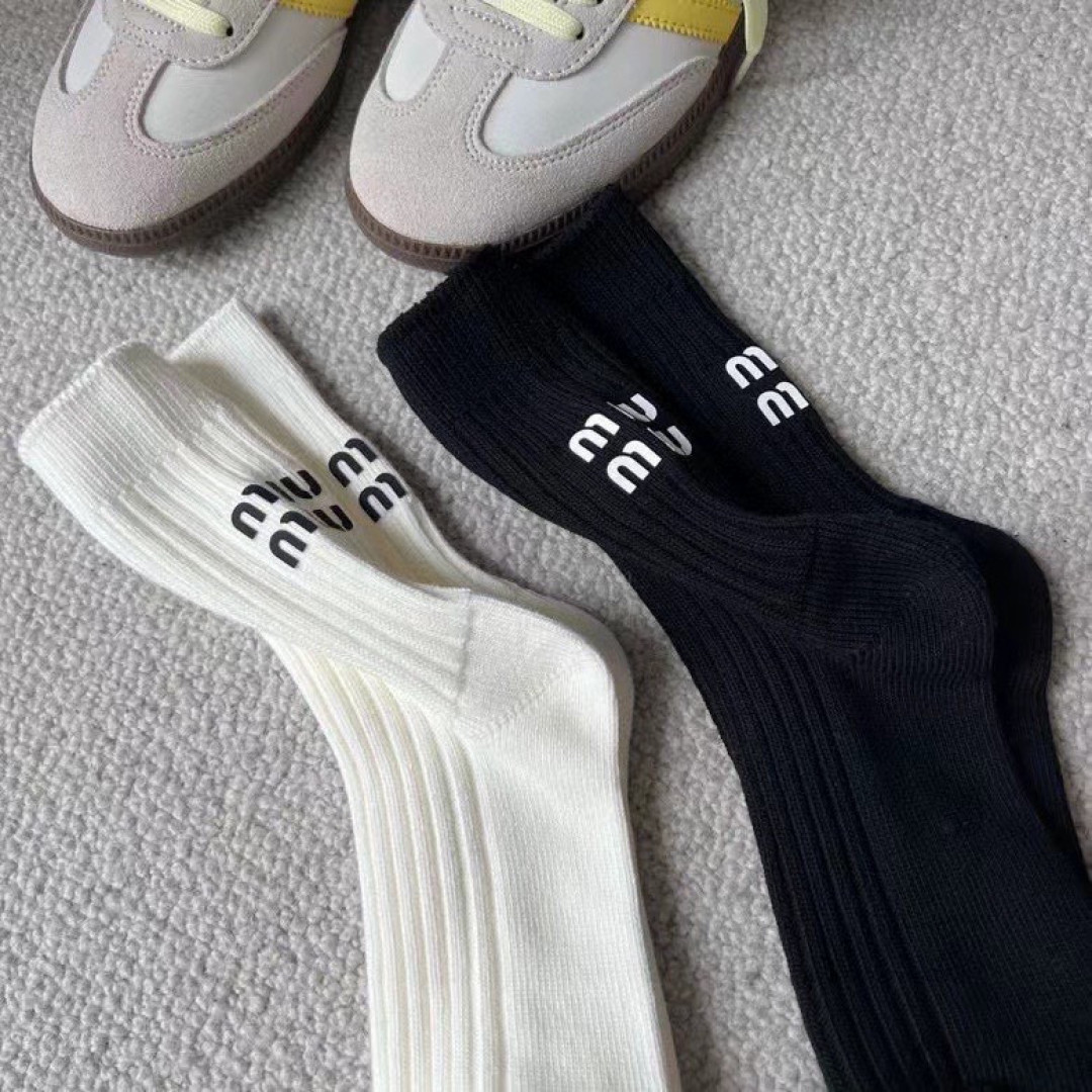 💛配包装MiuMiu（缪缪）新款经典中长款后跟烫印堆堆袜袜子！一盒两双， 专柜同步筒款袜子，💛大牌出街，