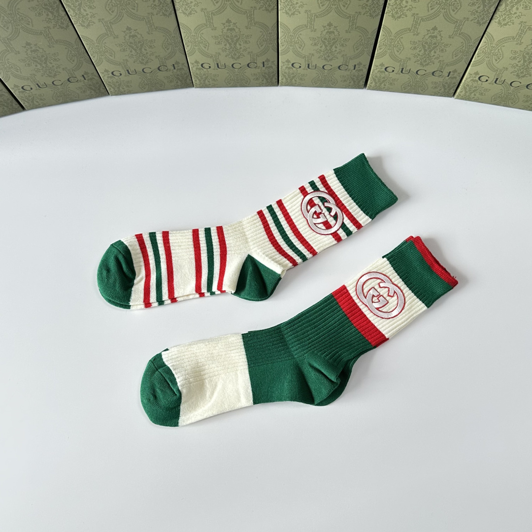 💛配包装Gucci（古驰）网红爆款#新款中长款堆堆袜袜子🧦！一盒两双，专柜同步筒袜袜子，💛大牌出街，潮人