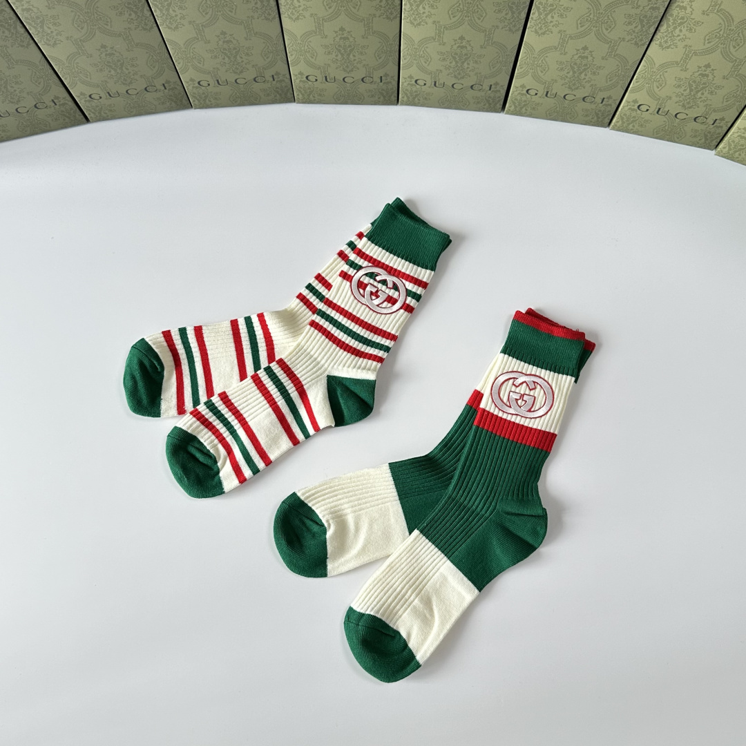 💛配包装Gucci（古驰）网红爆款#新款中长款堆堆袜袜子🧦！一盒两双，专柜同步筒袜袜子，💛大牌出街，潮人