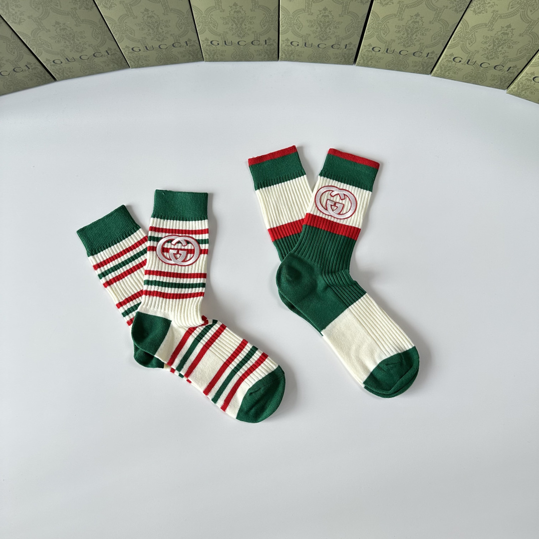 💛配包装Gucci（古驰）网红爆款#新款中长款堆堆袜袜子🧦！一盒两双，专柜同步筒袜袜子，💛大牌出街，潮人