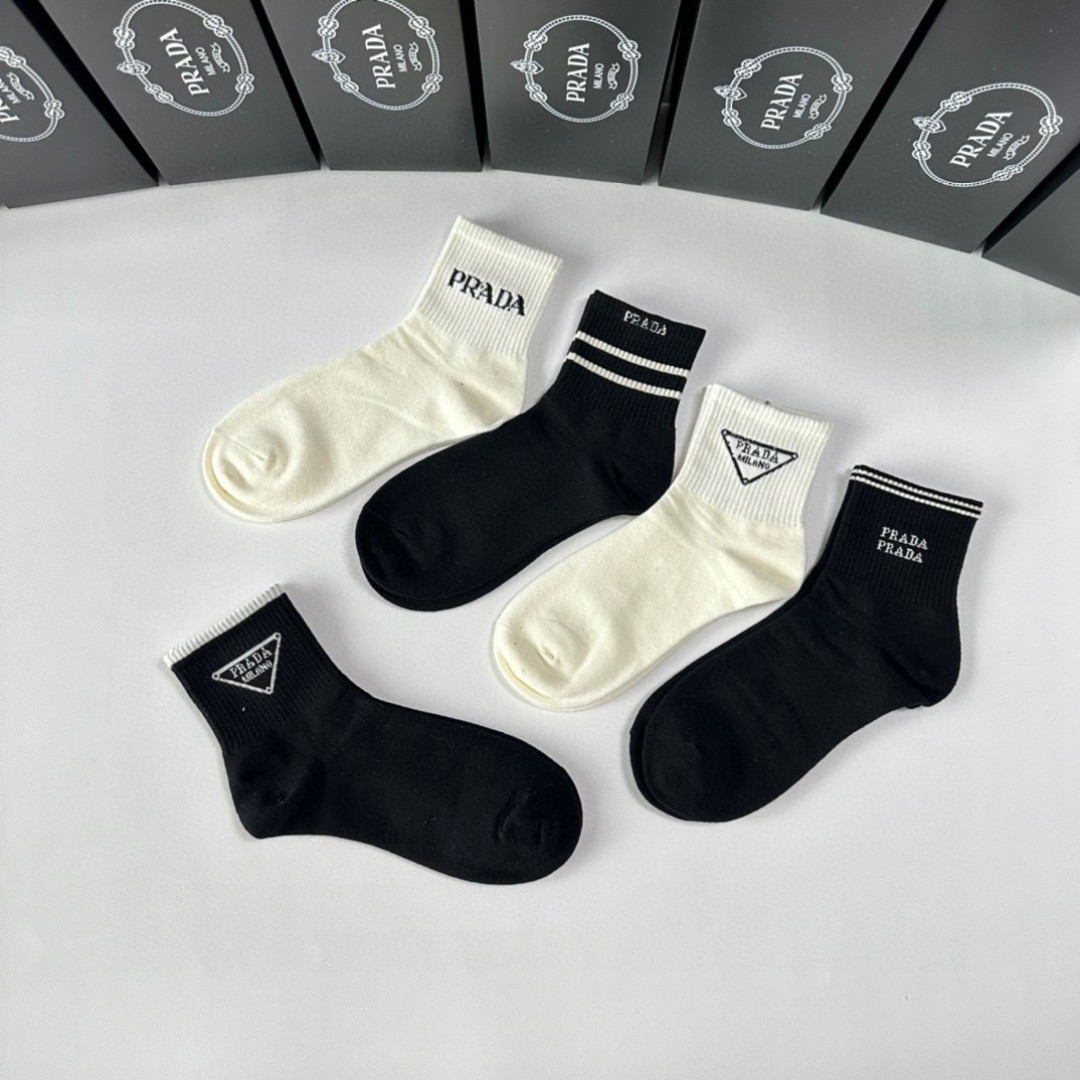 💛配专柜包装Prada（普拉达）新款中长款堆堆袜袜子！一盒五双，专柜同步筒袜袜子，💛大牌出街，潮人必备🔥