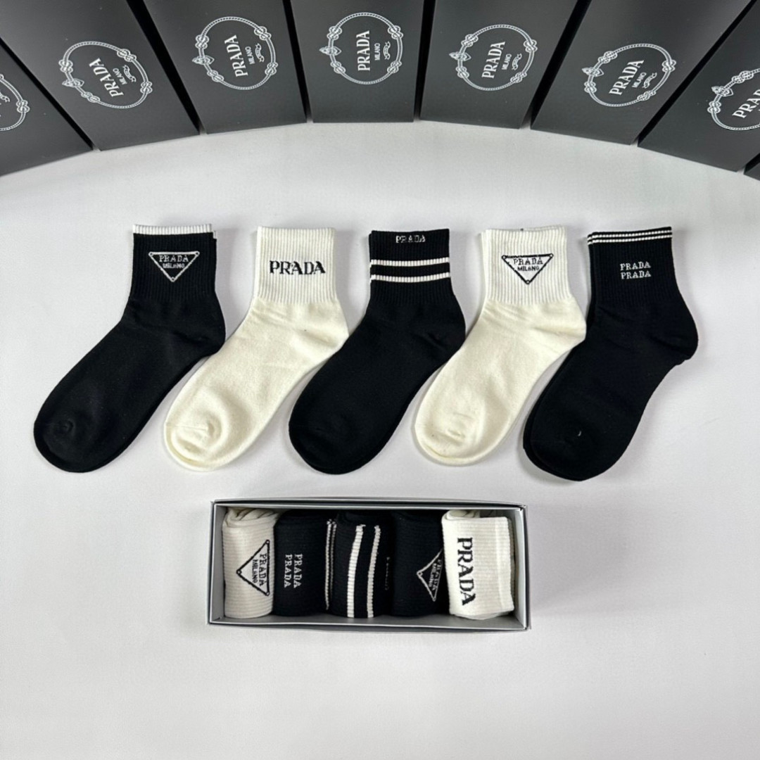 💛配专柜包装Prada（普拉达）新款中长款堆堆袜袜子！一盒五双，专柜同步筒袜袜子，💛大牌出街，潮人必备🔥