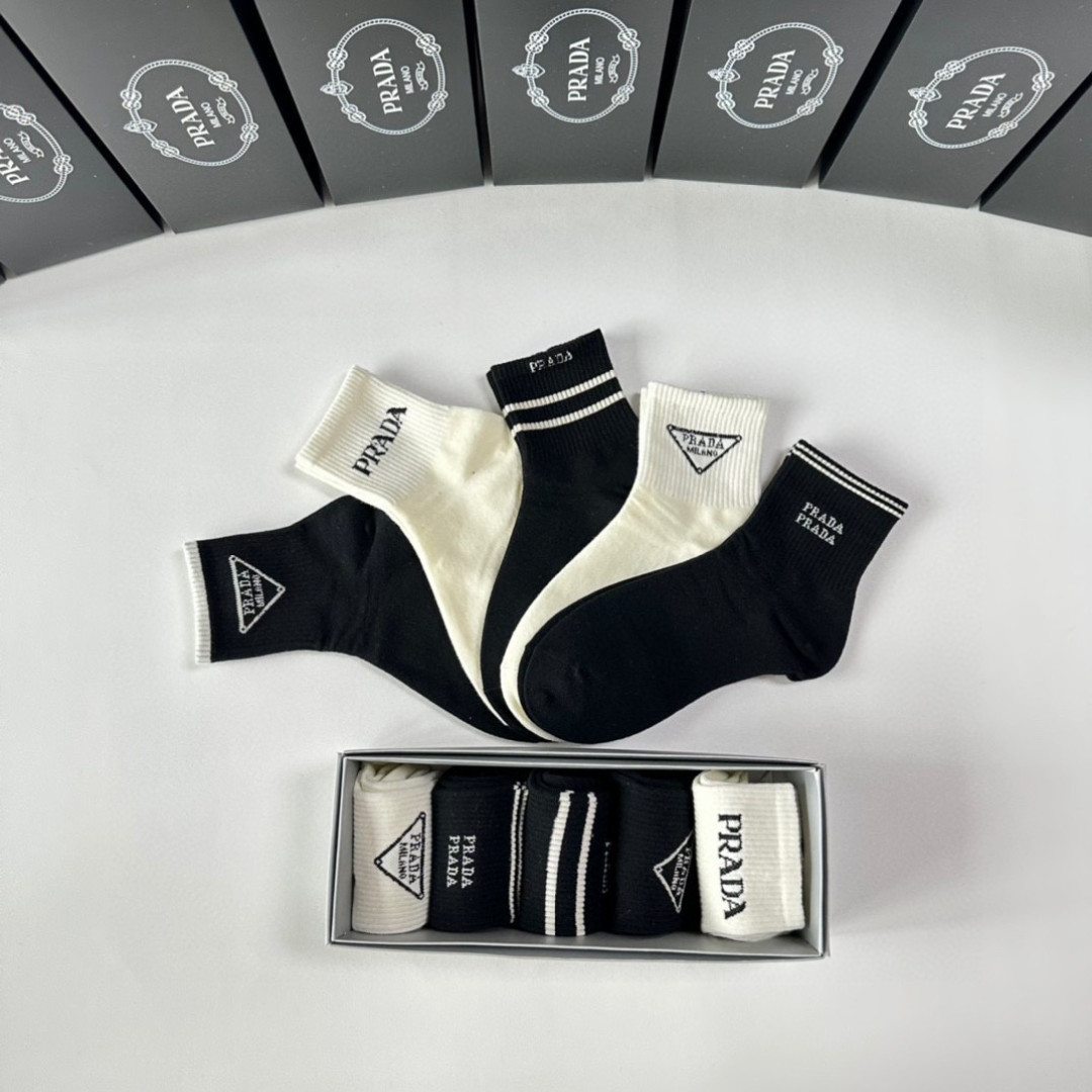 💛配专柜包装Prada（普拉达）新款中长款堆堆袜袜子！一盒五双，专柜同步筒袜袜子，💛大牌出街，潮人必备🔥
