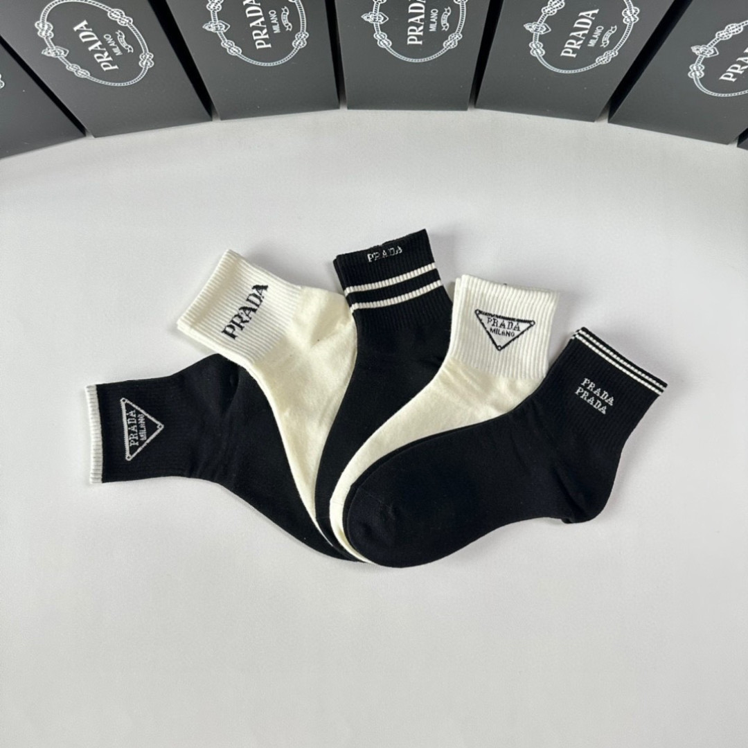 💛配专柜包装Prada（普拉达）新款中长款堆堆袜袜子！一盒五双，专柜同步筒袜袜子，💛大牌出街，潮人必备🔥