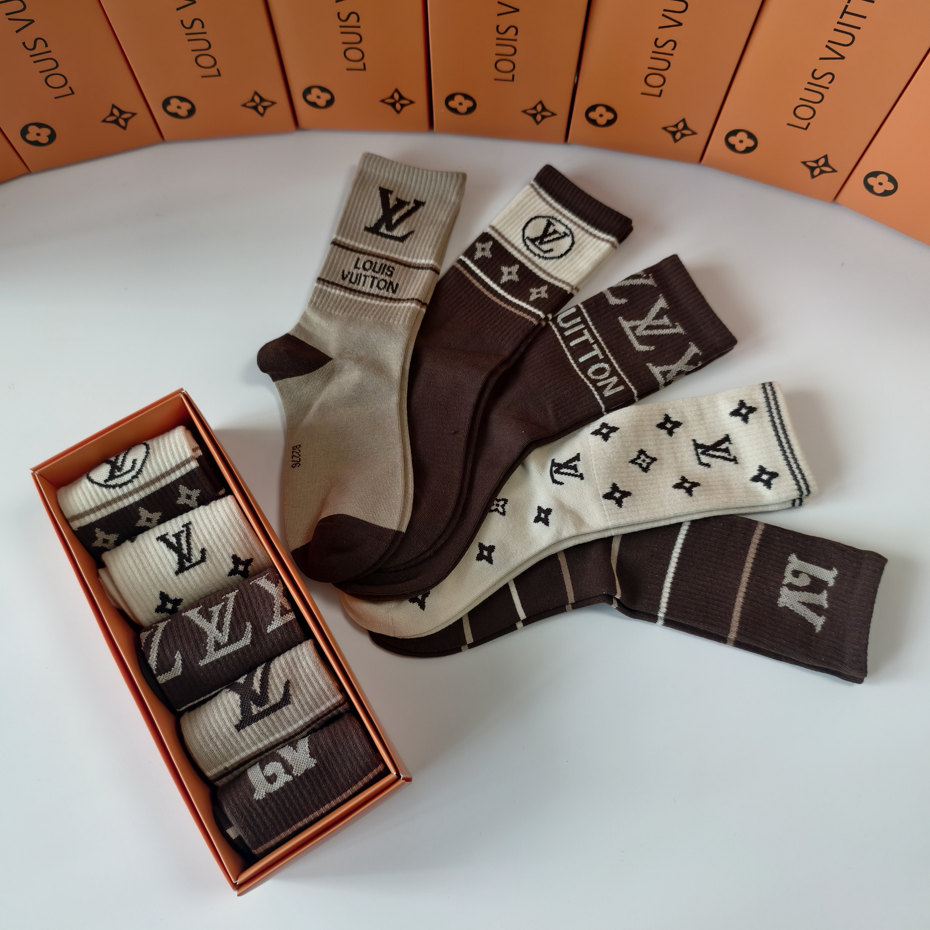 💛配专柜包装LV（路易威登）新款中长筒袜堆堆袜袜子！一盒五双，专柜同步筒袜袜子，💛大牌出街，潮人必备🔥超