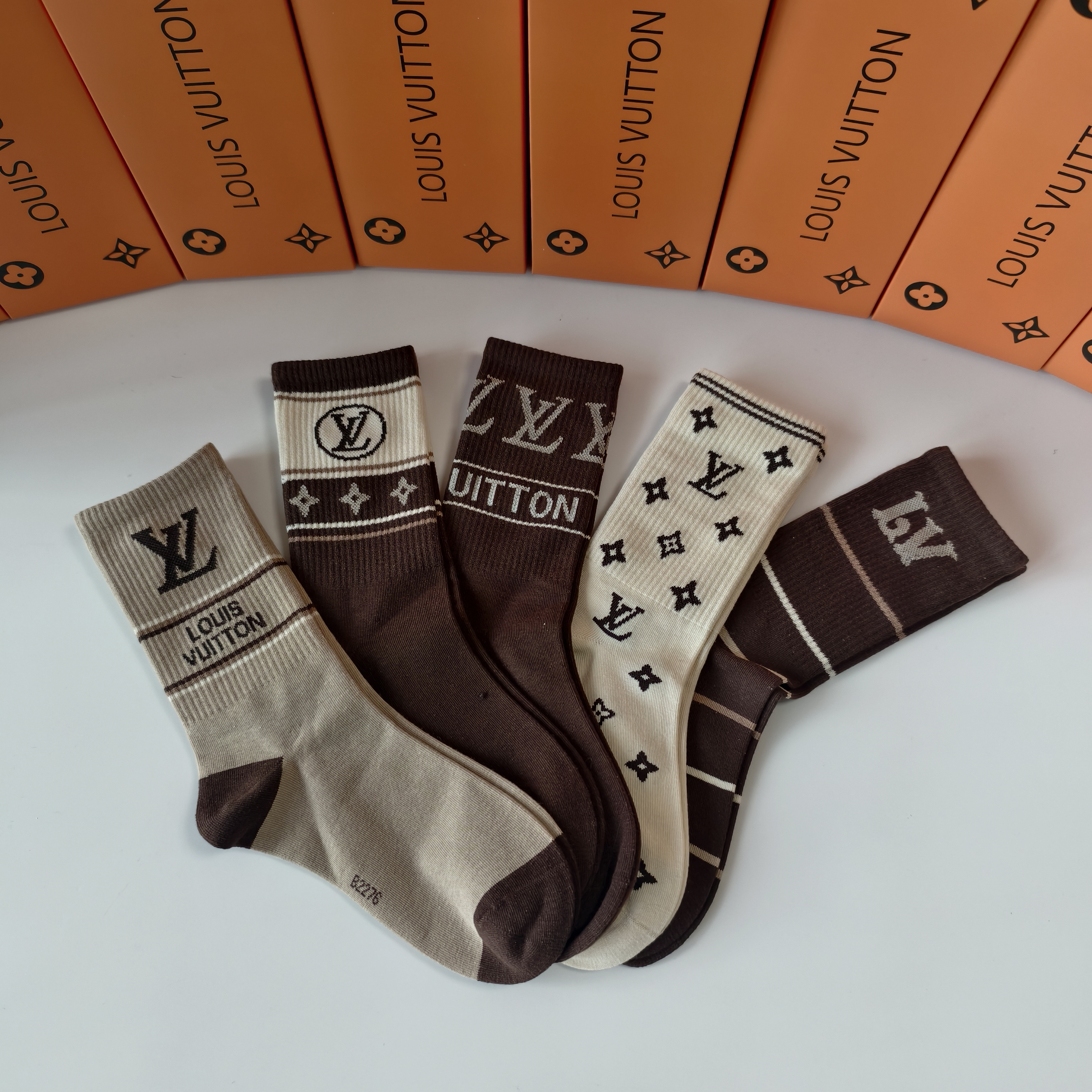 💛配专柜包装LV（路易威登）新款中长筒袜堆堆袜袜子！一盒五双，专柜同步筒袜袜子，💛大牌出街，潮人必备🔥超